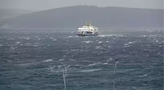 Çanakkale'de Fırtına Nedeniyle Feribot Seferleri İptal Edildi