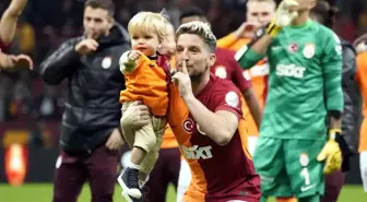 Galatasaraylı Dries Mertens, Oğluyla Birlikte Taraftara 3'lü Çektirdi