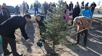 Niğde Ömer Halisdemir Üniversitesi Cumhuriyetin 100. yılı anısına 1000 fidanı toprakla buluşturdu