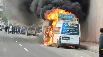 Şanlıurfa'da seyir halindeki minibüs alev aldı