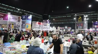 Antalya Kitap Fuarı'nda Yağışa Rağmen Yoğun İlgi