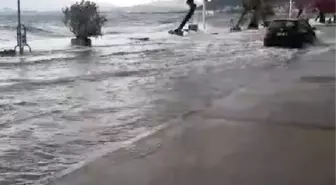 Gemlik'te deniz taştı, karayla birleşti