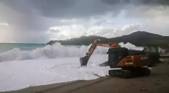 Fethiye Ölüdeniz'de dalgalar işletmelere zarar verdi