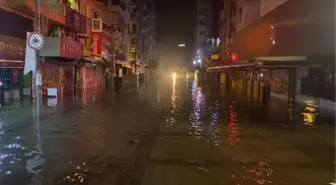 İZMİR'DE DENİZ TAŞTI, DENİZ SULARI KALDIRIMLA BİRLEŞTİ: ALSANCAK'DA YOLAR GÖLE DÖNDÜ