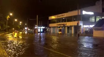 İzmir'de Fırtına Sebebiyle Deniz Taştı, Vatandaşlar Aracını Kurtarmaya Çalıştı
