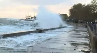 İstanbul'da fırtına nedeniyle dev dalgalar oluştu