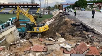 Manisa'da Kuvvetli Yağış Sonrası Spor Tesisi İstinat Duvarı Çöktü