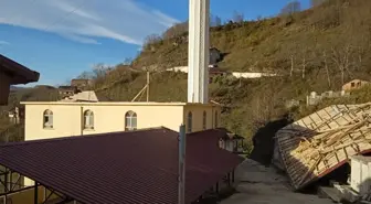 Ordu'da şiddetli rüzgar nedeniyle caminin çatısı uçtu, bir ağaç park halindeki aracın üzerine devrildi