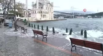 Ortaköy'de deniz yükseldi, restoranı su bastı