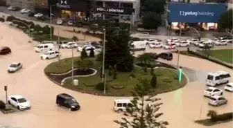 Adana'da su borusu ikinci kez patladı, yollar nehre döndü