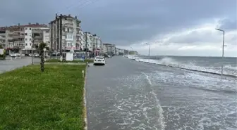 Yalova'da Şiddetli Yağış ve Fırtına Sonrası Deniz Taştı