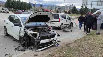 Amasya'da kavşakta otomobiller çarpıştı, 3 kişi yaralandı