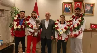 Dünya Kick Boks Şampiyonası'ndan Madalya İle Dönen Milli Sporcular Darıca'da Karşılandı