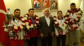 Dünya Kick Boks ve Avrupa Boks Şampiyonaları'nda madalya kazanan sporcular davulla karşılandı