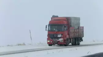 Kars-Iğdır kara yolunda kar ve tipi nedeniyle ulaşım güçlüğü yaşanıyor