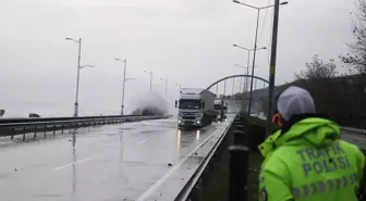 Rize'de Dev Dalgalar Nedeniyle Karadeniz Sahil Yolu Trafiğe Kapatıldı