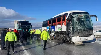 Sivas'ta Otobüs-Tır Çarpışması: 1 Ölü, 2 Yaralı