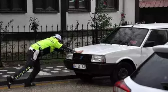 Trafik Polisi Yolda Kalan Sürücüye Yardım Etti