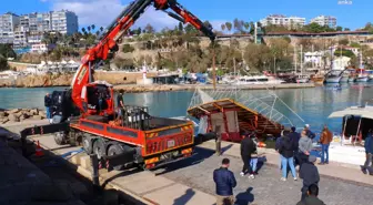 Antalya'da Fırtına Sonrası Yat Limanı ve Sahil Temizlendi