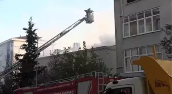 BEYLİKDÜZÜ'NDE 3 KATLI İŞ YERİNDE YANGIN-1