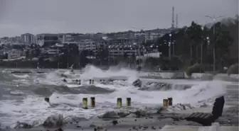 İstanbul'da lodos nedeniyle oluşan dalgalar yürüyüşe çıkanlara zor anlar yaşattı