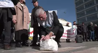 Emekliler, Maaşlarının Azlığını Ödeyemedikleri Faturalarını Yakarak Protesto Etti... 'En Düşük Emekli Maaşı Açlık Sınırı Üstünde Olmalıdır'