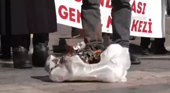 Emekliler, Maaşlarının Azlığını Ödeyemedikleri Faturalarını Yakarak Protesto Etti... 'En Düşük Emekli Maaşı Açlık Sınırı Üstünde Olmalıdır'