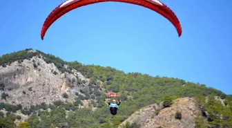 Fethiye'de Acil Sağlık Hizmetleri Haftası Yamaç Paraşütü Kutlaması