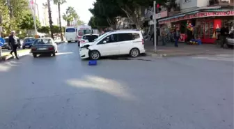 Manavgat'ta hafif ticari araç ile otomobil çarpıştı: 2 yaralı