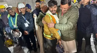 Hindistan'da çöken tünelde mahsur kalan işçiler kurtarıldı