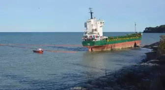 İnebolu'da fırtınada karaya oturan geminin çevresine bariyer çekildi