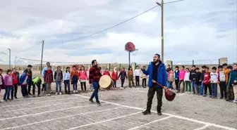 Ağrı'da Müzik Öğretmeni Köy Köy Gezerek Çocuklara Müzik Sevgisi Aşılıyor