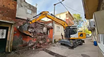 Osmangazi Belediyesi, madde bağımlıları tarafından mesken tutulan metruk evi yıktı