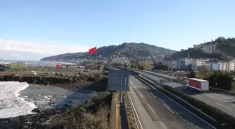 Rize'de fırtınanın oluşturduğu dev dalgalar nedeniyle kapatılan Karadeniz Sahil Yolu açıldı