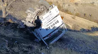 Tunceli'de şarampole devrilen kamyondan atlayan 2 kişi son anda kurtuldu