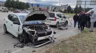 Amasya'da otomobil ile hafif ticari araç çarpıştı: 3 yaralı