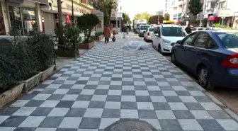 Bayraklı Belediyesi Sakarya Caddesi'ndeki Kaldırımları Yeniledi