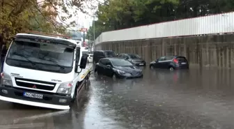 Büyükçekmece Beykent Sanayi Sitesi'nde sağanak yağış sonrası yollar göle döndü