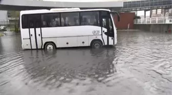 Beykent Sanayi Sitesi'nde Yoğun Yağış Sonucu Yollar Göle Döndü