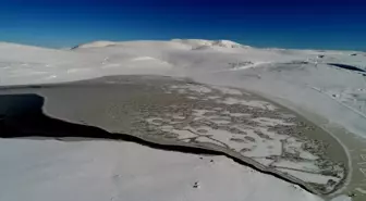 Erzurum'daki Kireçli Göleti Buzla Kaplandı