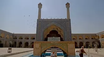 İsfahan'da Selçuklu Devleti döneminde inşa edilen cami farklı mimarisiyle tarihe tanıklık ediyor