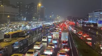 İstanbul'da Yağış Nedeniyle Trafik Yoğunluğu Arttı