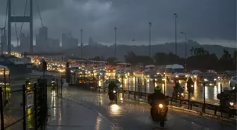 İstanbul'da sağanak vatandaşlara zor anlar yaşattı