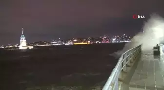 İstanbul'u fırtına vurdu: Üsküdar sahilde dev dalgalar oluştu