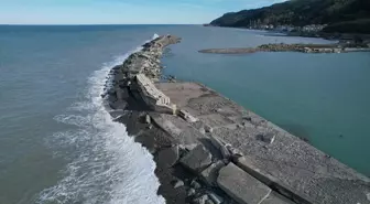 Kastamonu'da girişi kumla dolan barınaktaki balıkçı tekneleri mahsur kaldı