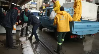 Konak Belediyesi, İzmir'deki Esnafa Kum Torbası Desteği Verdi