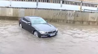 SARIYER'DE YAĞIŞIN ARDINDAN CADDEYİ SU BASTI, ARAÇ MAHSUR KALDI-1