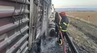 Amasya'nın Merzifon ilçesinde tır dorsesinde çıkan yangın söndürüldü