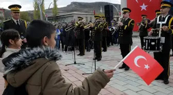 Malatya'dan gelen 2. Ordu Komutanlığı Bandosu Çukurca'da konser verdi