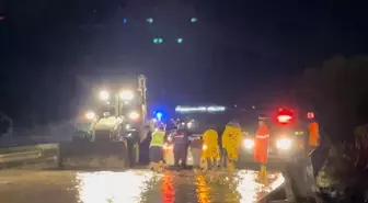 Aydın'ın Söke ve Germencik ilçelerinde sağanak yağış nedeniyle ulaşım aksadı